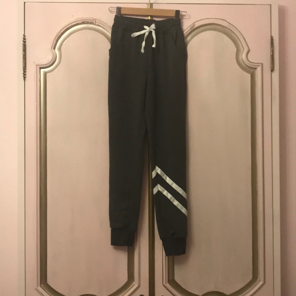 Grey sweatpants with diagonal stripes